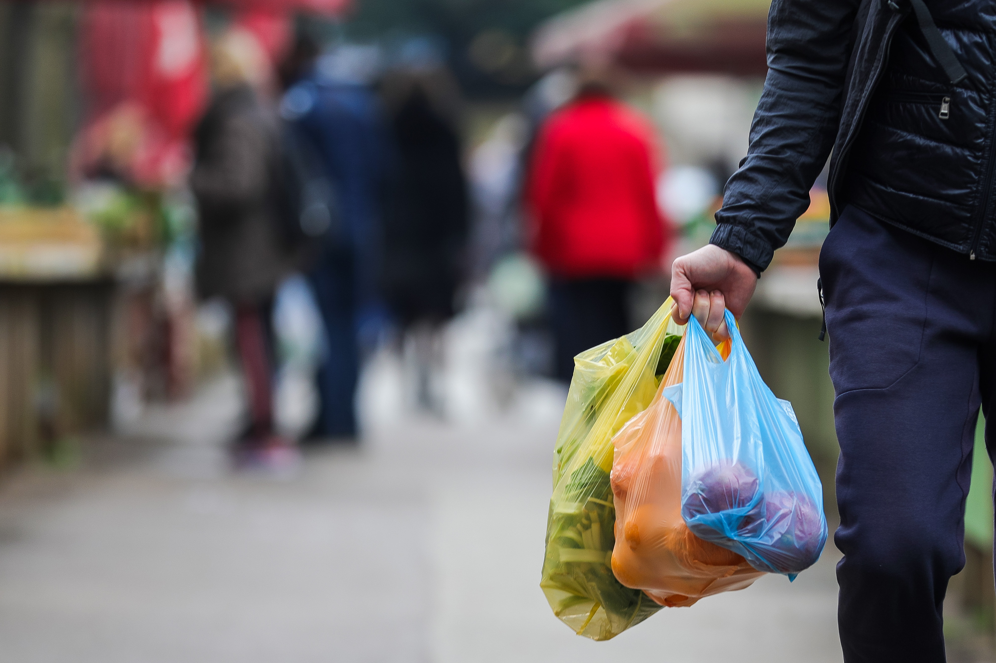 Na snagu je stupila zabrana plastičnih vrećica u Hrvatskoj, na pulskoj tržnici ima ih i dalje
