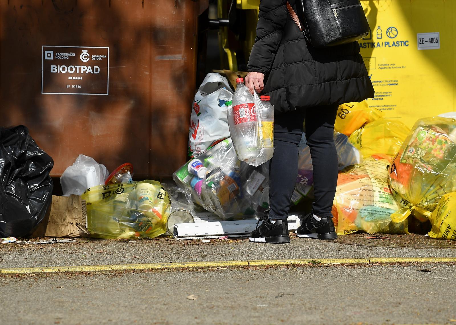 Puni kontejneri, otpad, smeće