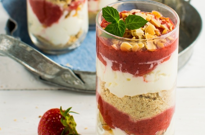 Layered,Dessert,With,Biscuits,,Jogurt,And,Jam,In,A,Glass