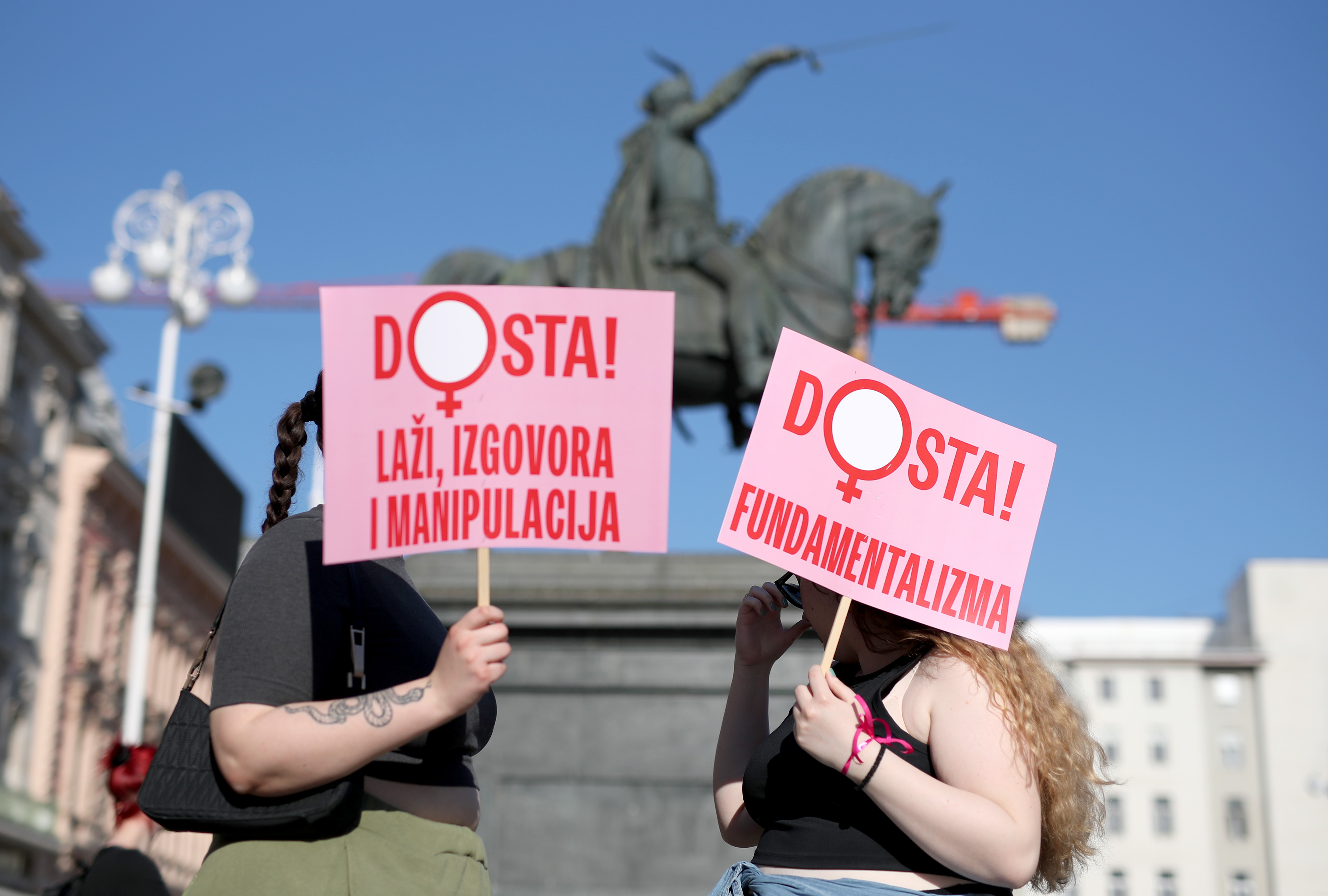 Zagreb: Na glavnom Trgu održan prosvjed "Dosta!" u znak solidarnosti za prekid trudnoće