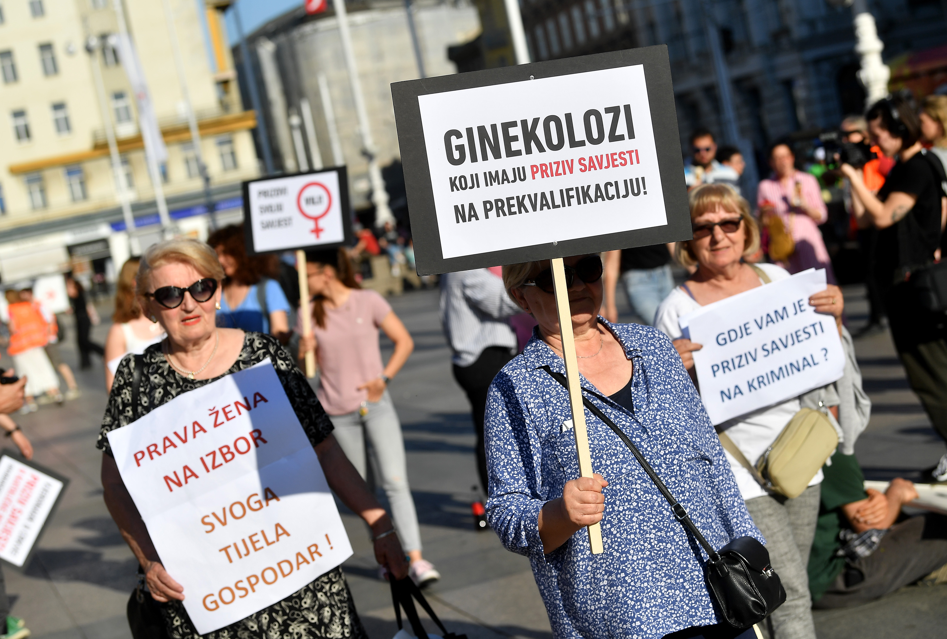 Zagreb: Na glavnom Trgu održan prosvjed "Dosta!" u znak solidarnosti za prekid trudnoće