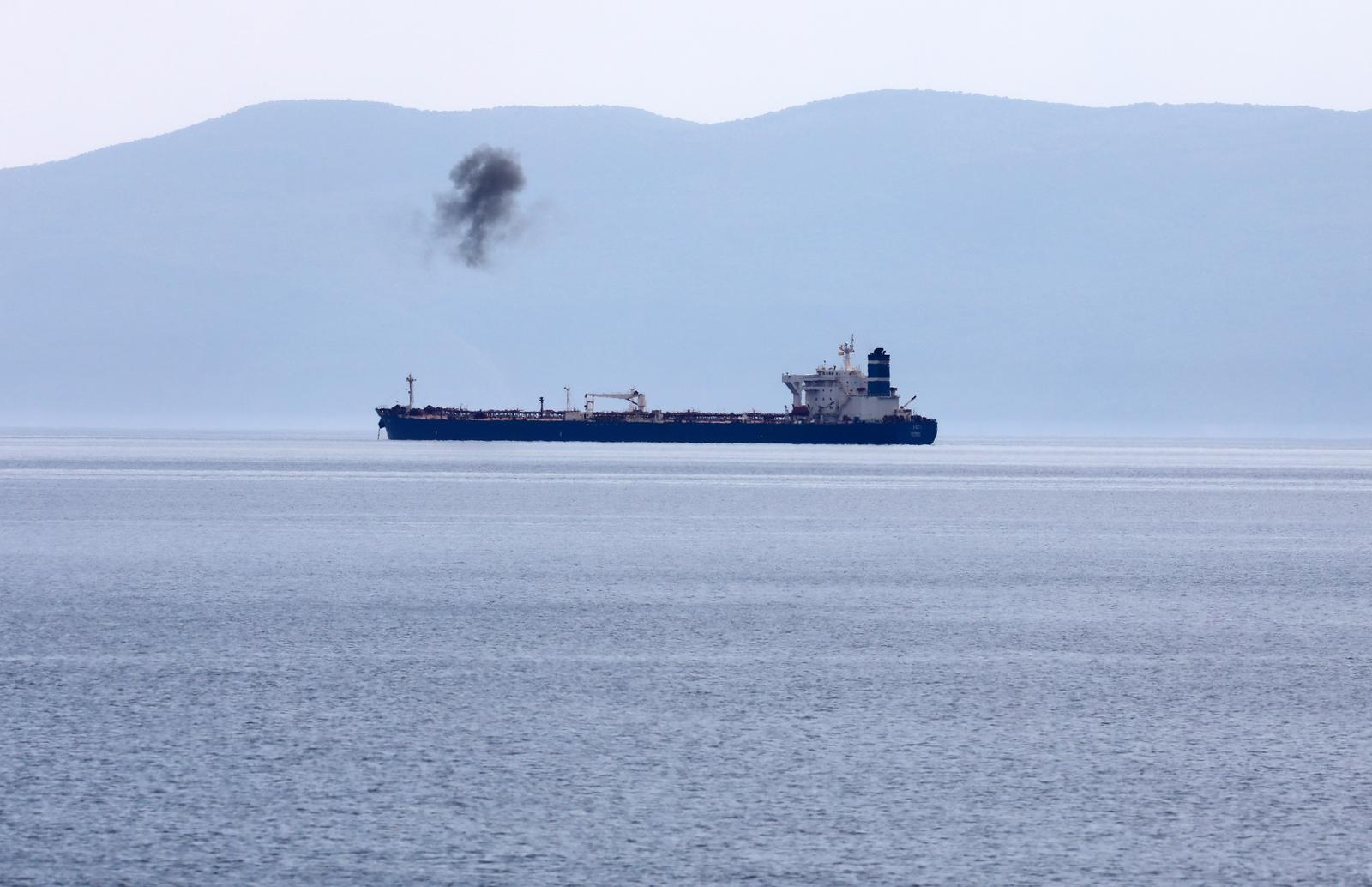 Tanker ARC 1 usidren između Cresa, Krka i Kostrene