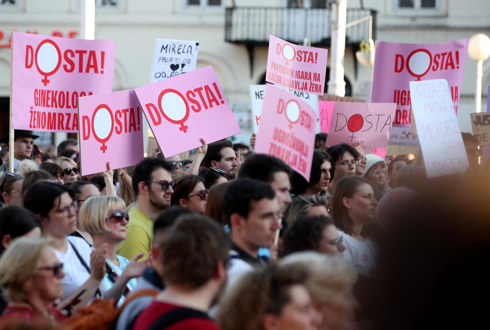 Zagreb: Na glavnom Trgu održan prosvjed "Dosta!" u znak solidarnosti za prekid trudnoće