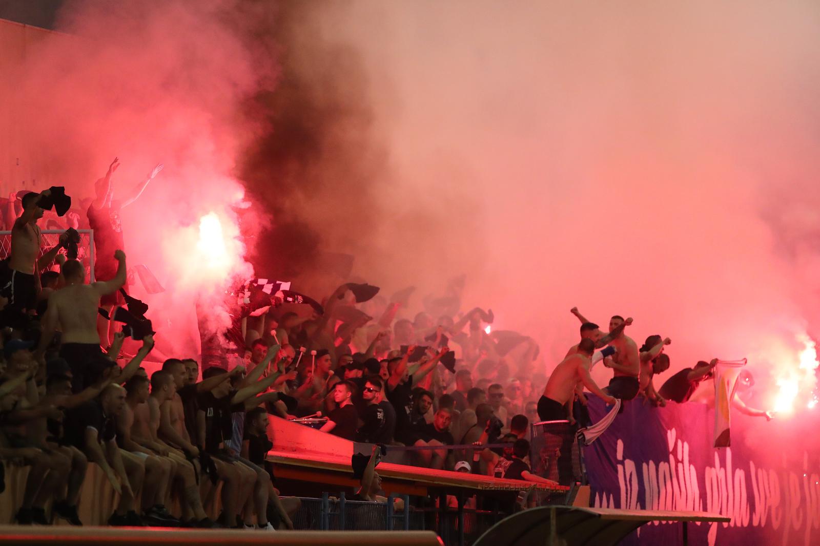 Šibenik: Bakljada na Šubićevcu, na teren utrčao i navijač