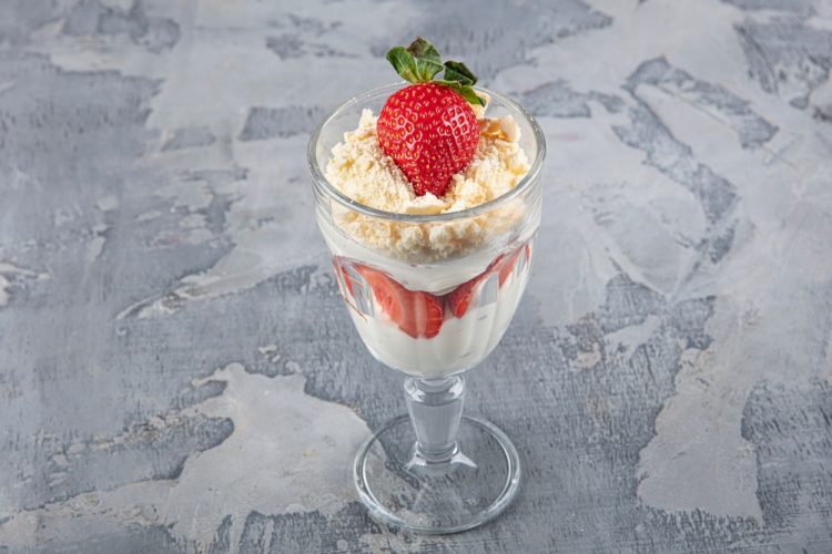 desert, sladoled, kolač u čaši, krema, jagode,