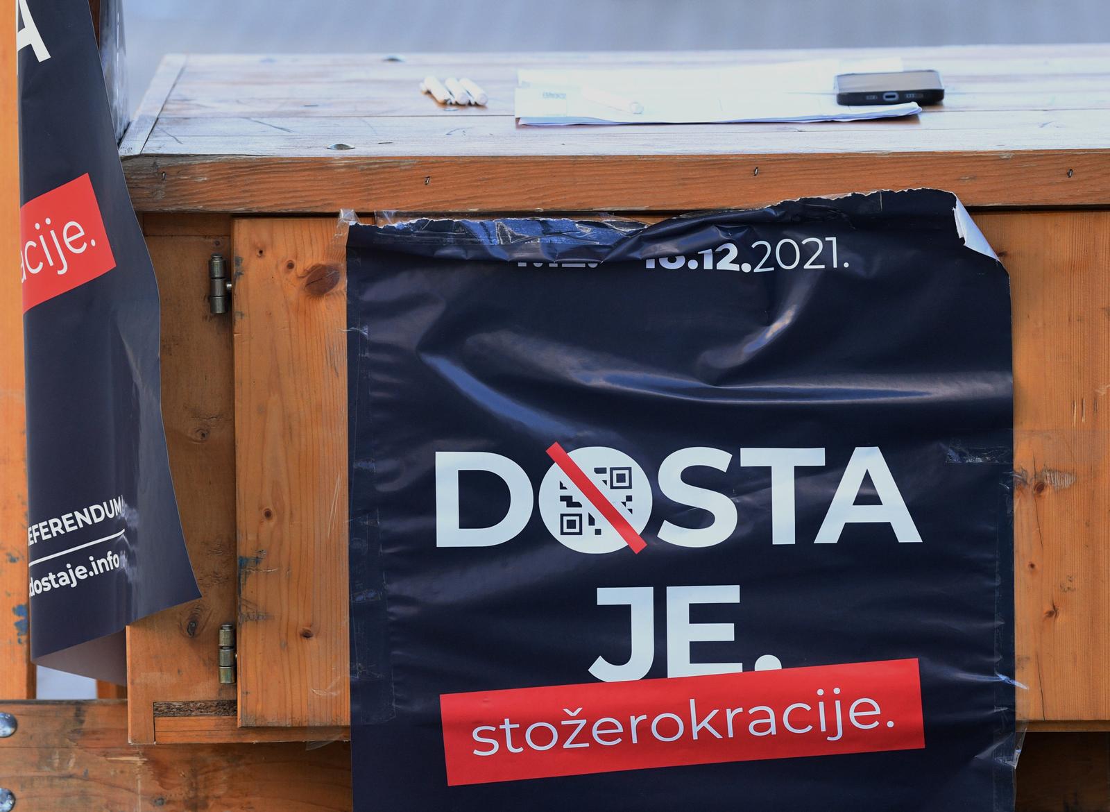 Zagreb: Sakupljanje potpisa za referendum protiv COVID potvrda na glavnom gradskom Trgu