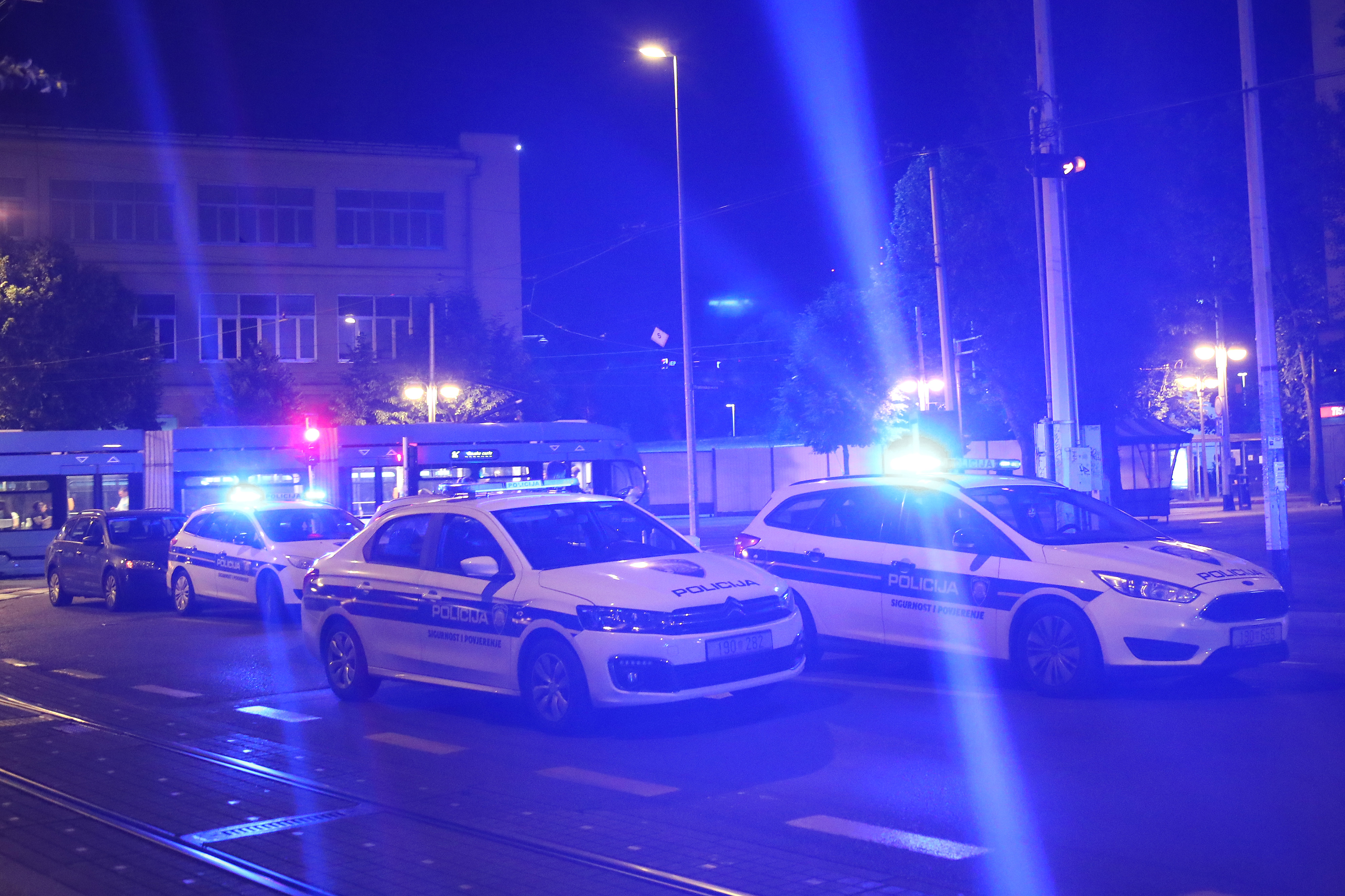 Zagreb: Policija ispred Cibone zbog navijačkih nereda do koji je došlo na košarkaškoj utakmici između Dinama i Bosca