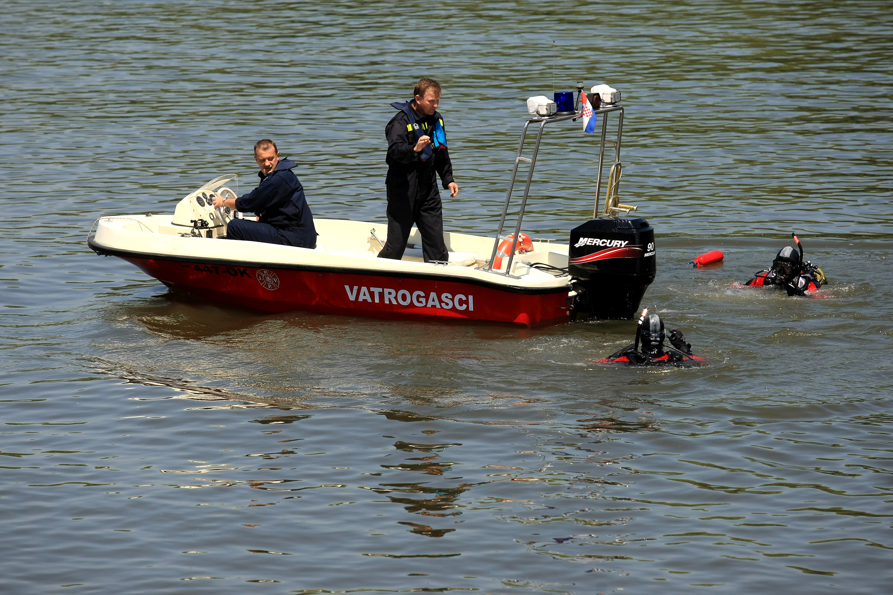 Osijek: Pokazna vjeba vatrogasaca na simulaciji ekoloke katastrofe