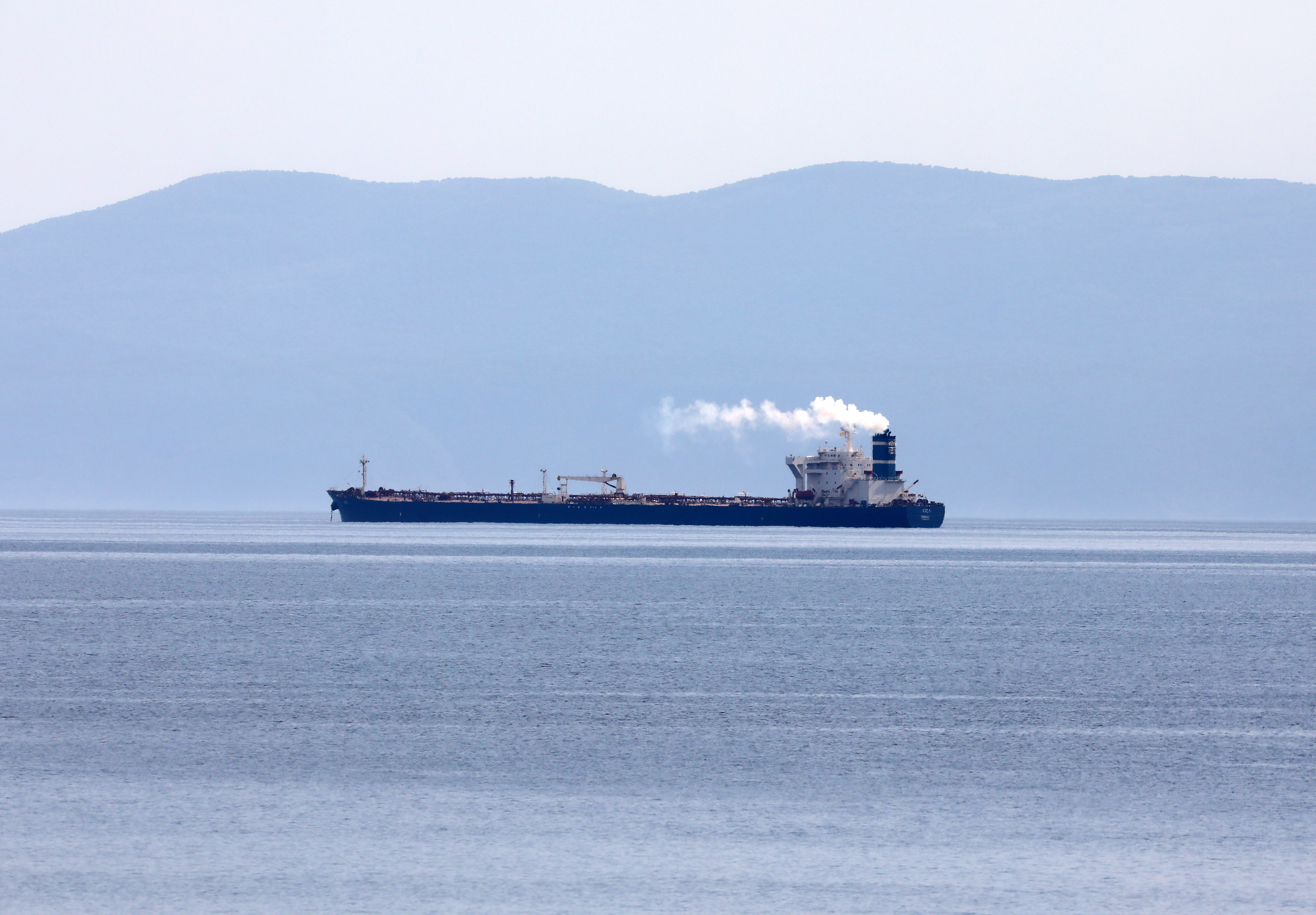 Tanker ARC 1 usidren između Cresa, Krka i Kostrene