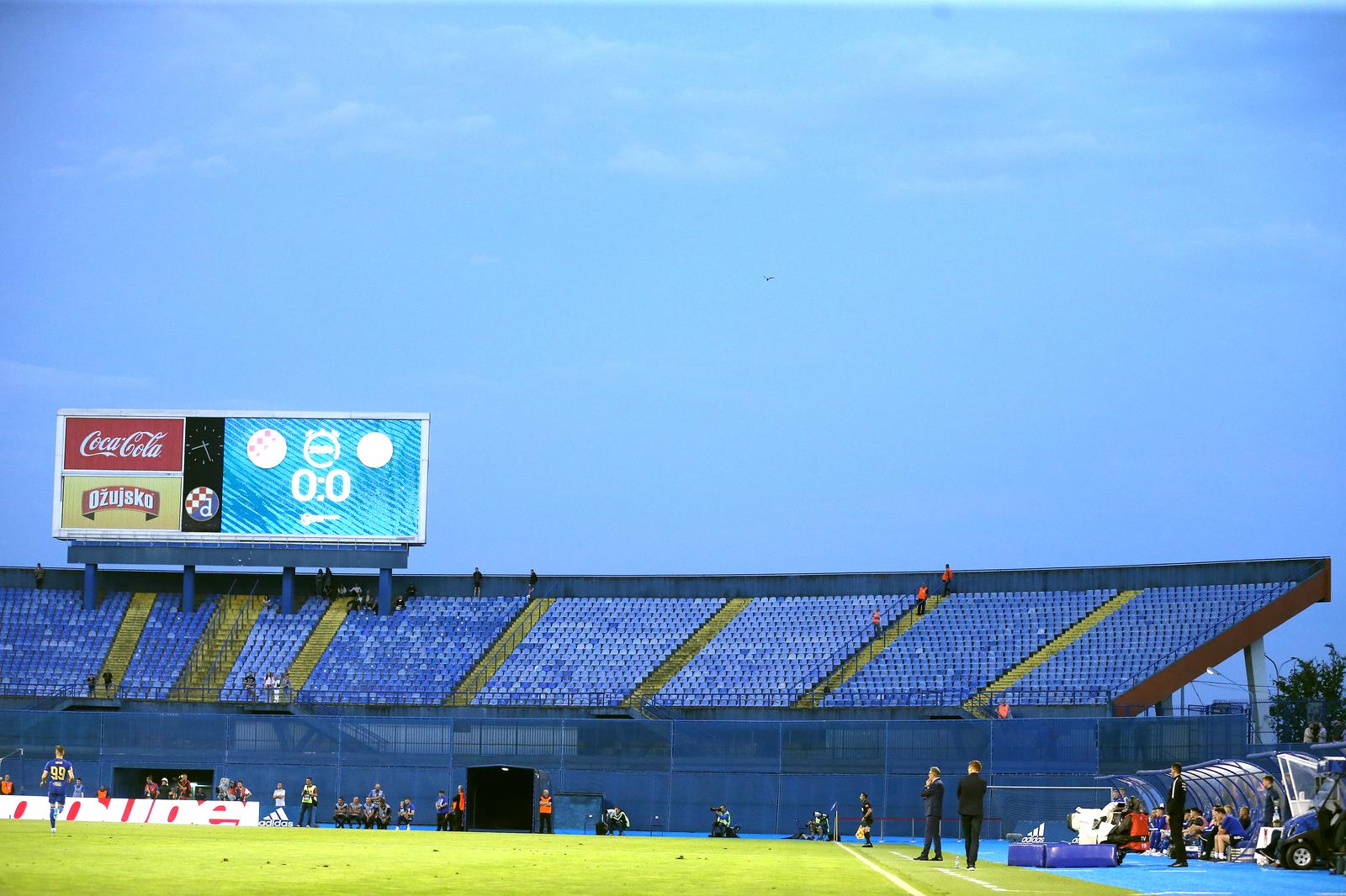 Južna tribina na Maksimiru ostala je prazna, Torcide nema zbog zabrane unošenja rekvizita