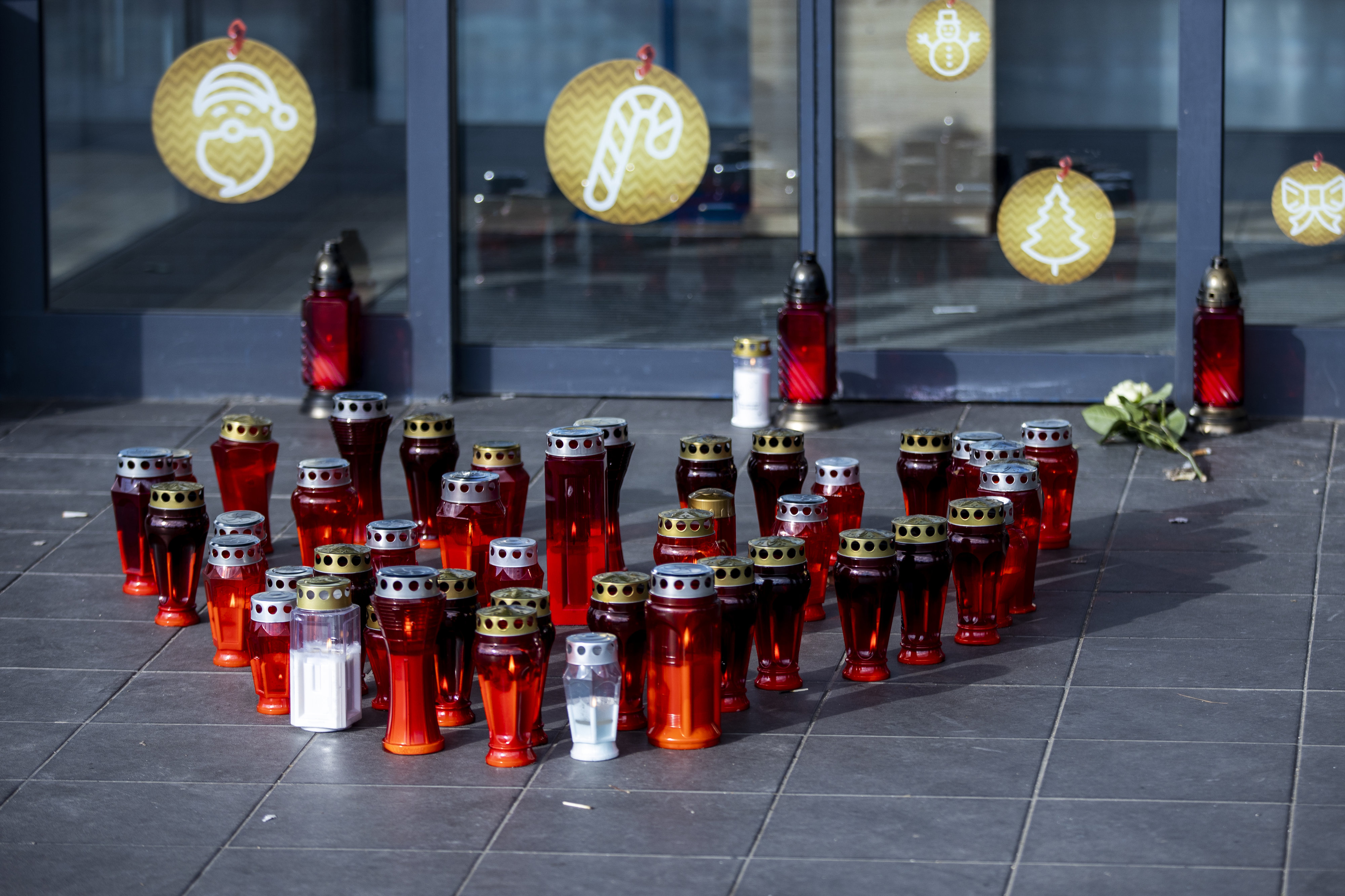 Split: Zbog ubojstva djelatnice Lidl zatvoren na tri dana, na ulazu svijeće