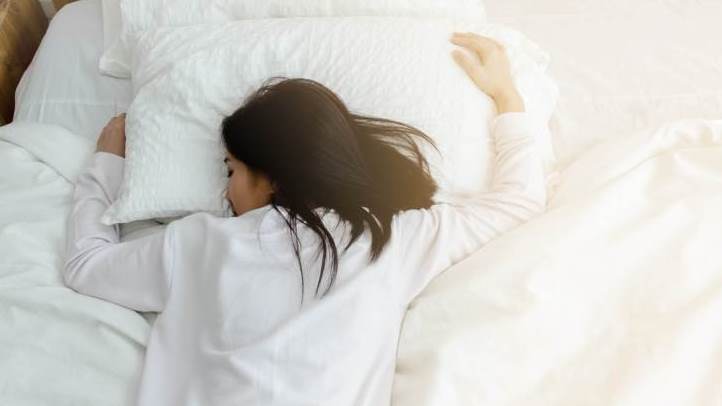 spavanje, san, zdrav san, spavač, jastuk, krevet, žena, depresija, tuga, krevet, odmor,