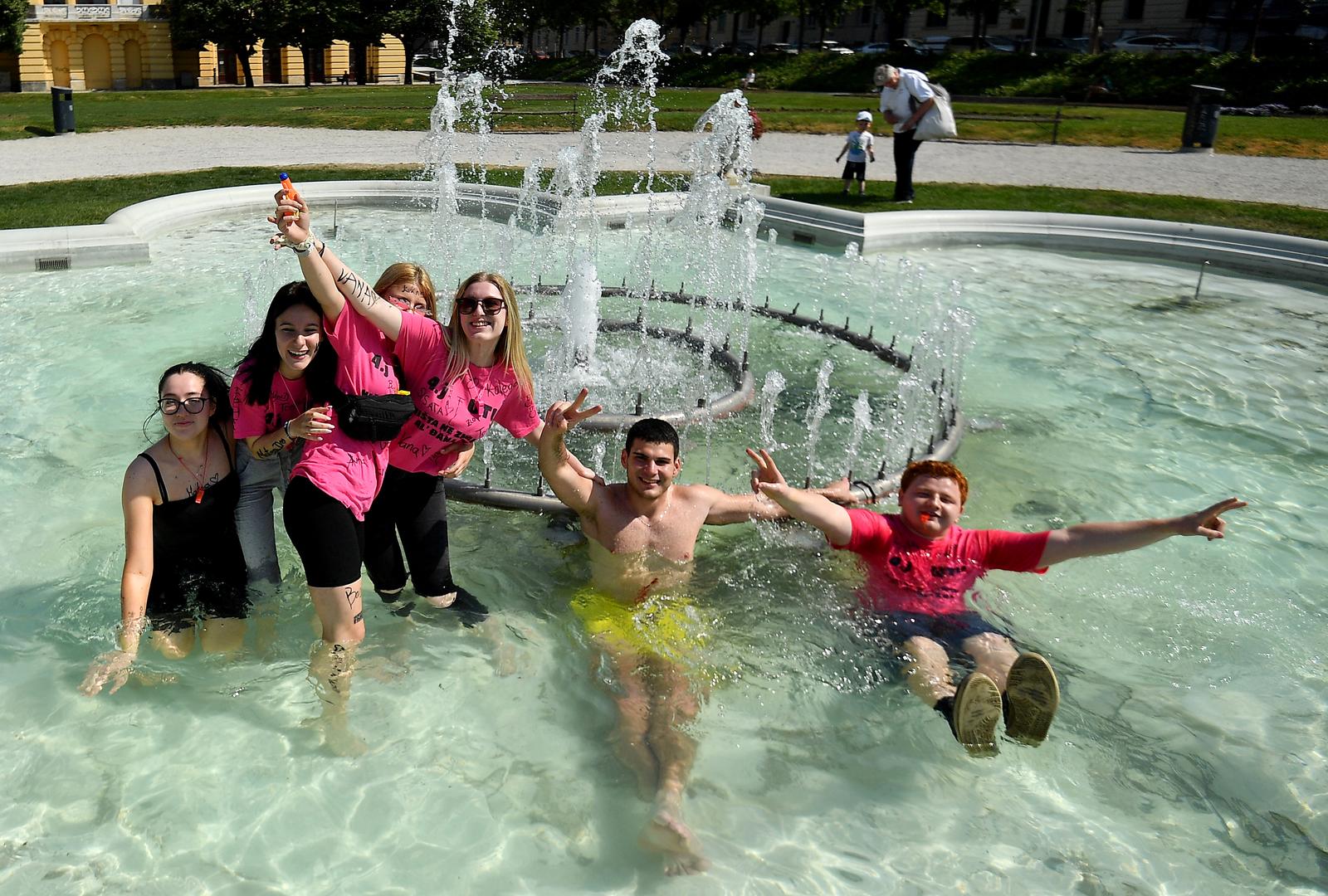 Zagreb: Maturanti od ranog jutra slave na ulicama grada i u fontanama