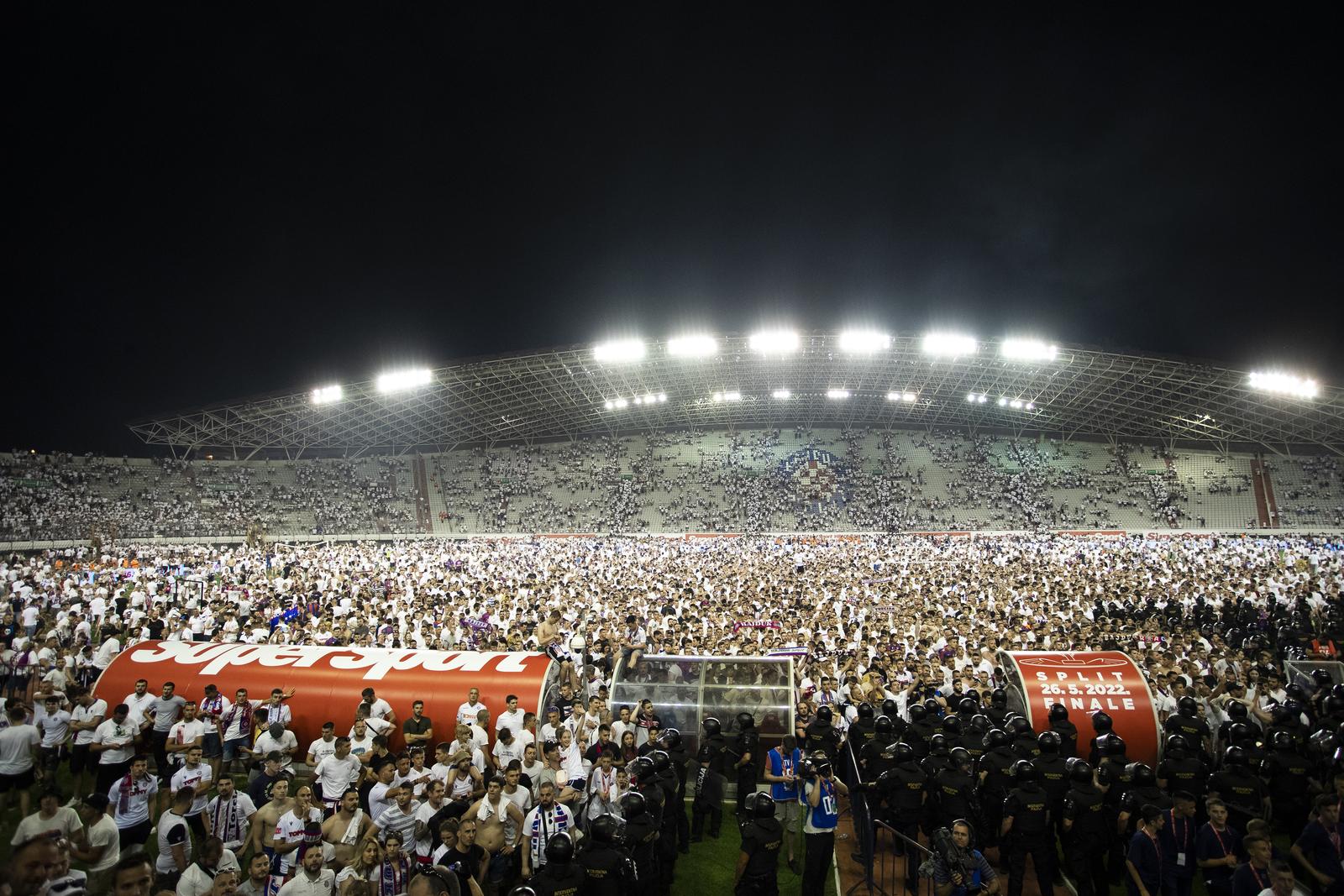 Split: Navijači Hajduka na travnjaku proslavili osvajanje Kupa