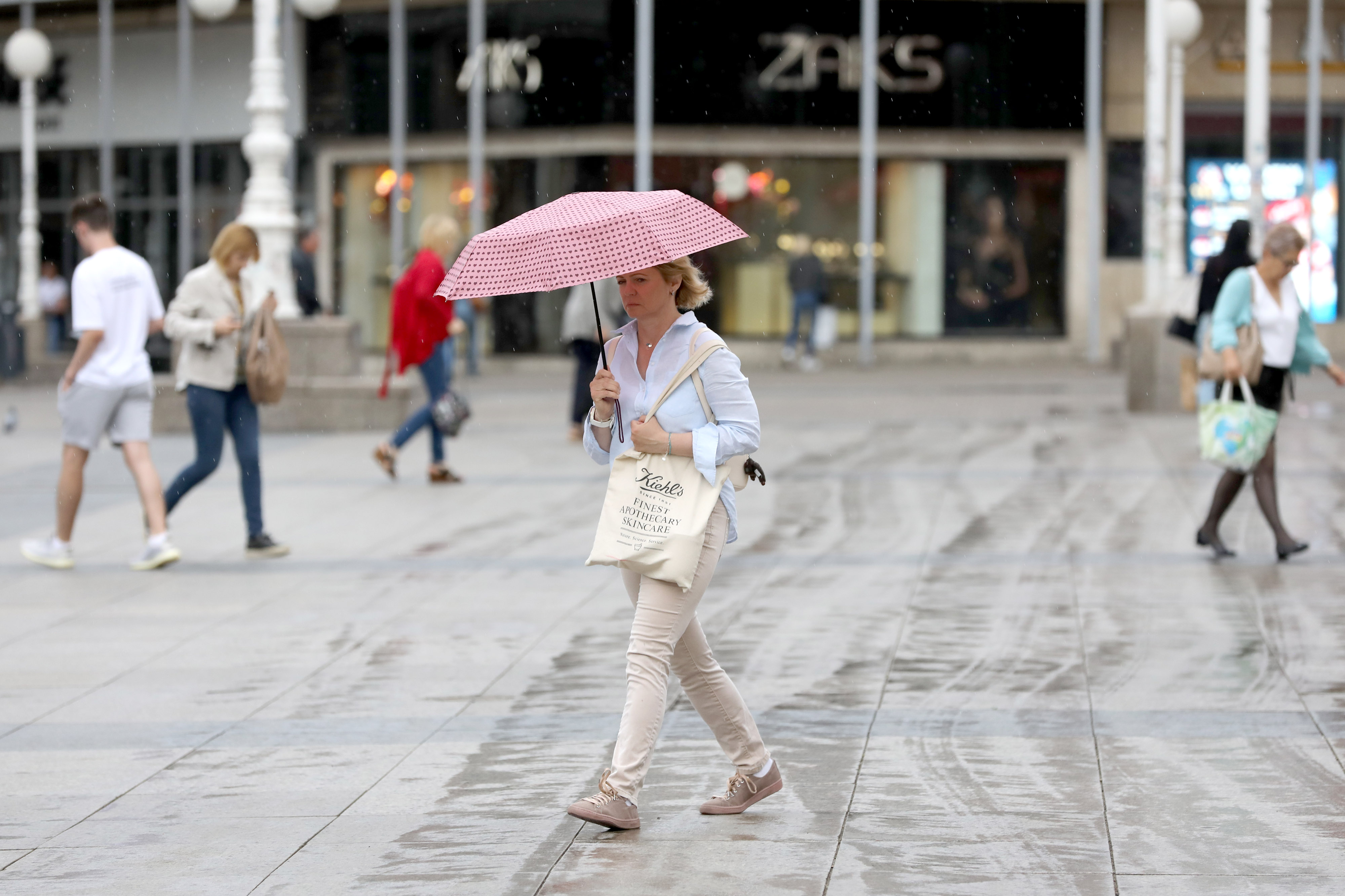 Prvi radni dan u Zagrebu je počeo sa slabom kišom