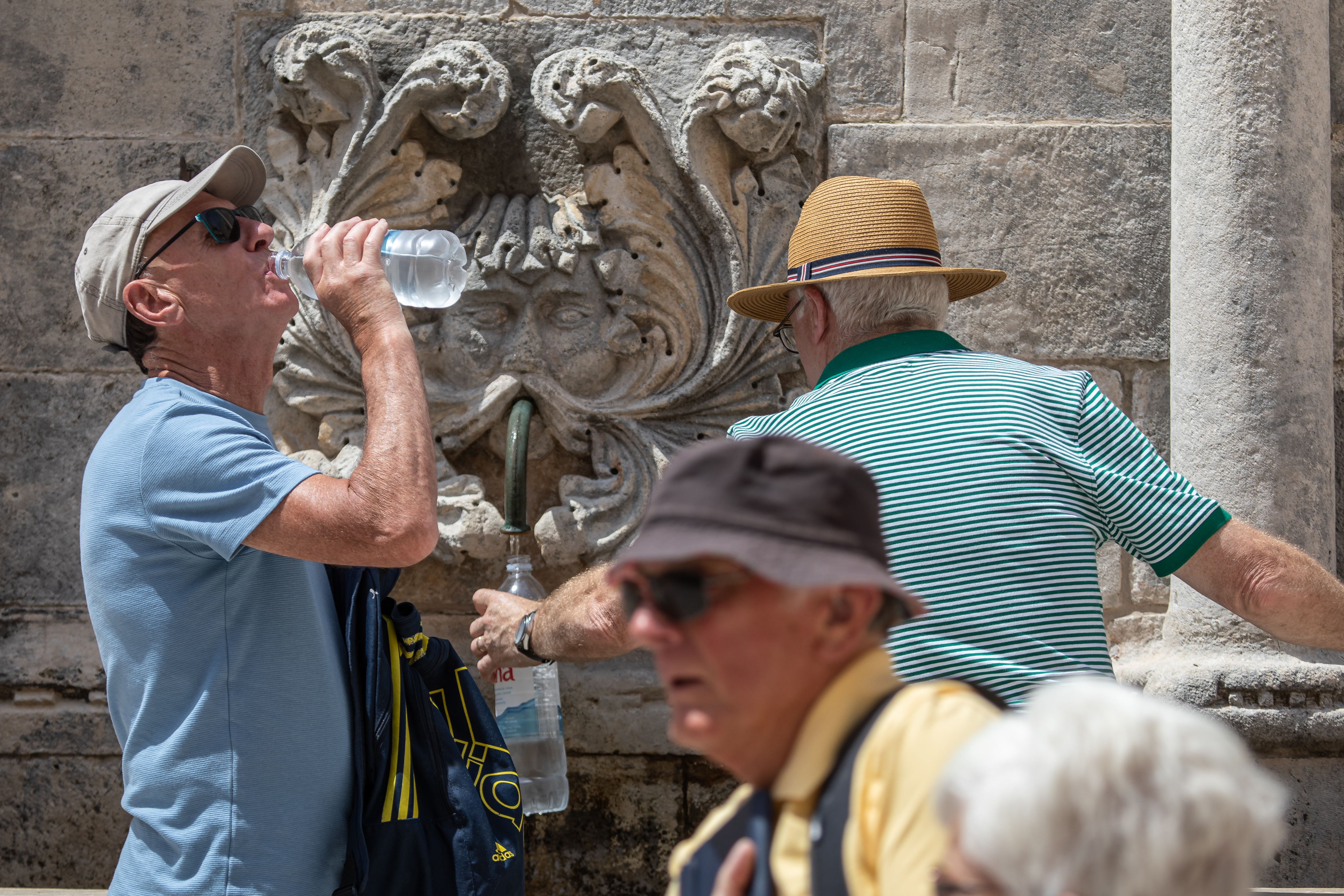 Turisti u Dubrovniku osvježavaju se na razne načine