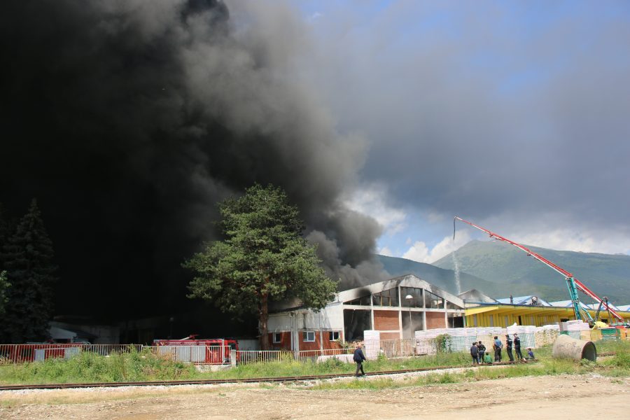 1653914009-AA-20220530-28023032-28023021-SJEVERNA_MAKEDONIJA_VELIKI_POZAR_U_BIVSOJ_FABRICI_U_TETOVU-900x600