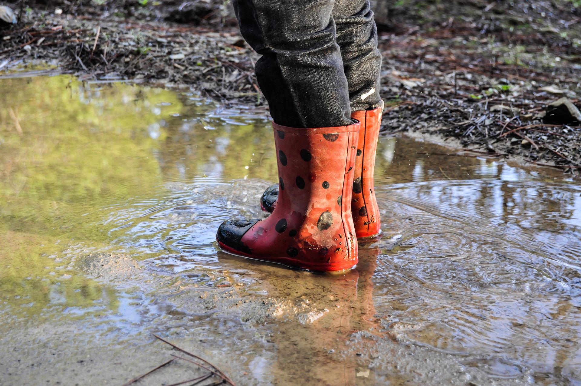 1653983282-rain-boots-4483442_1920.jpg