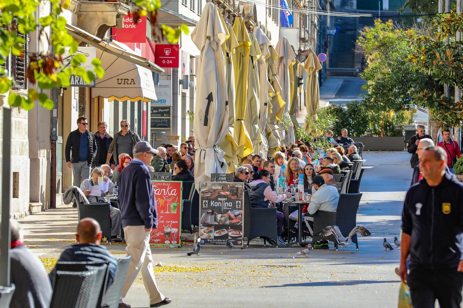 Pula: Osunčana mjesta na terasama kafića su puna, dok su ona u hladu prazna