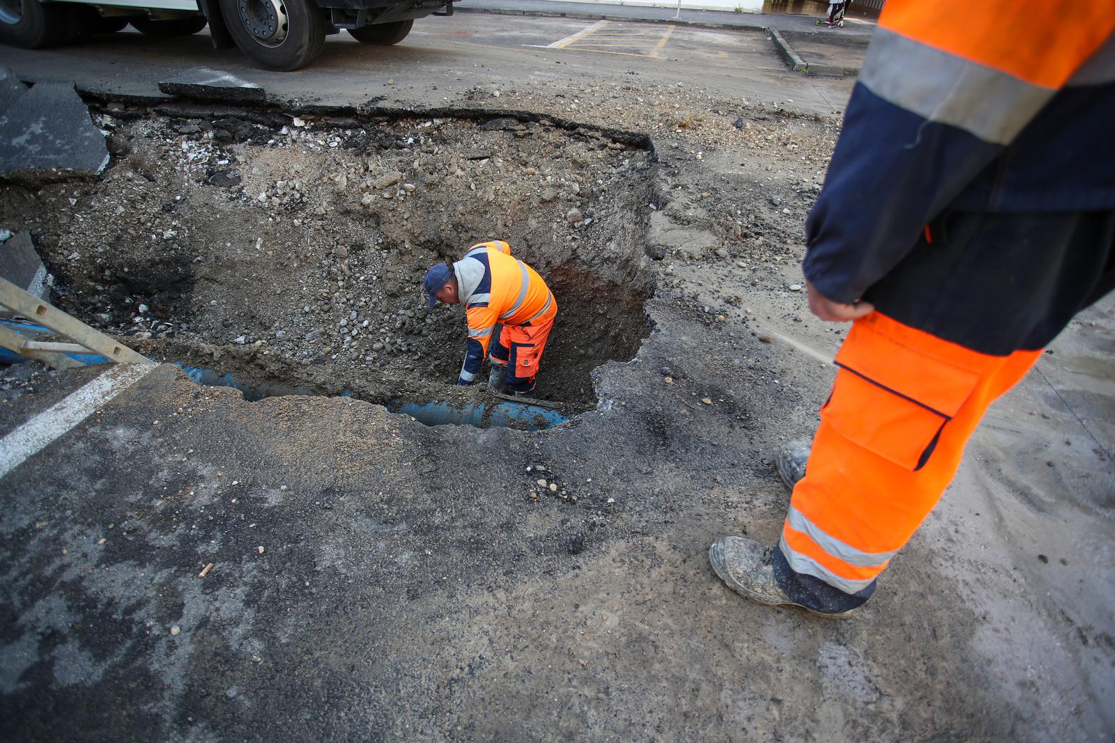 Zagreb: U Argentinskoj ulici došlo je do puknuća vodovodne cijevi