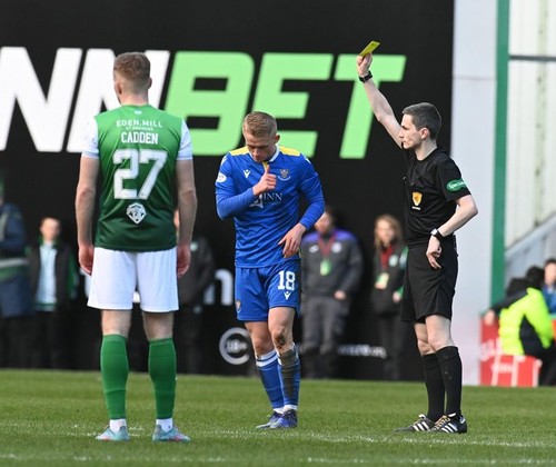 Easter Road Stadium, Edinburgh.Scotland UK.5th March 22 Hibernian vs St Johnstone Cinch Premiership Match. Referee Craig Napier Booking for Cameron MacPherson (#18) of St Johnstone FC Credit: eric mccowat/Alamy Live News