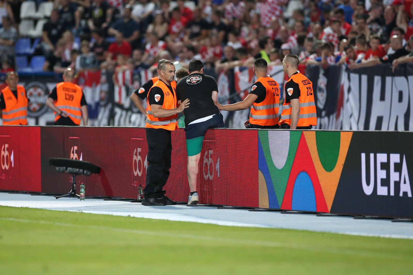 Osijek: Redari ispratili navijača koji je utrčao na teren tijekom utakmice Hrvatska -Austrija
