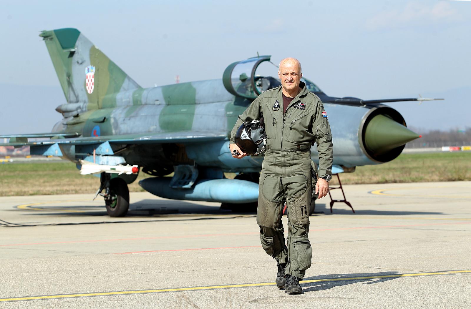 Zagreb: Brigadir Ivan Selak pokraj MiG-a 21 u vojnom dijelu Zra?ne luke Zagreb