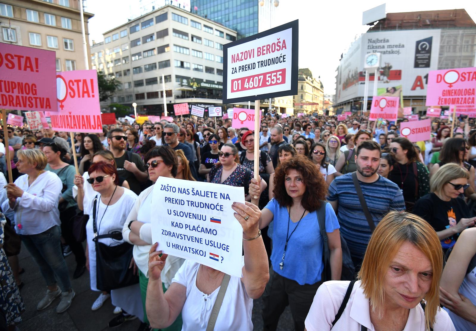 Zagreb: Na glavnom Trgu održan prosvjed "Dosta!" u znak solidarnosti za prekid trudnoće
