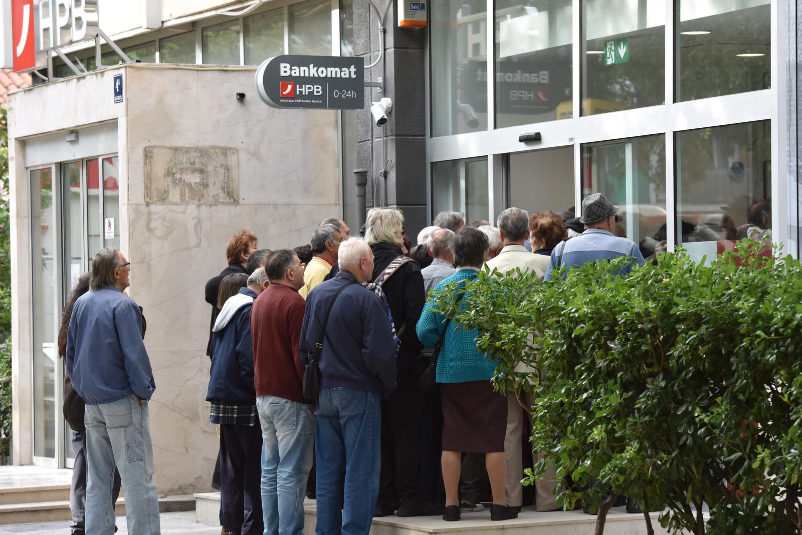 Šibenik: Velike gužve ispred banke zbog isplate mirovina