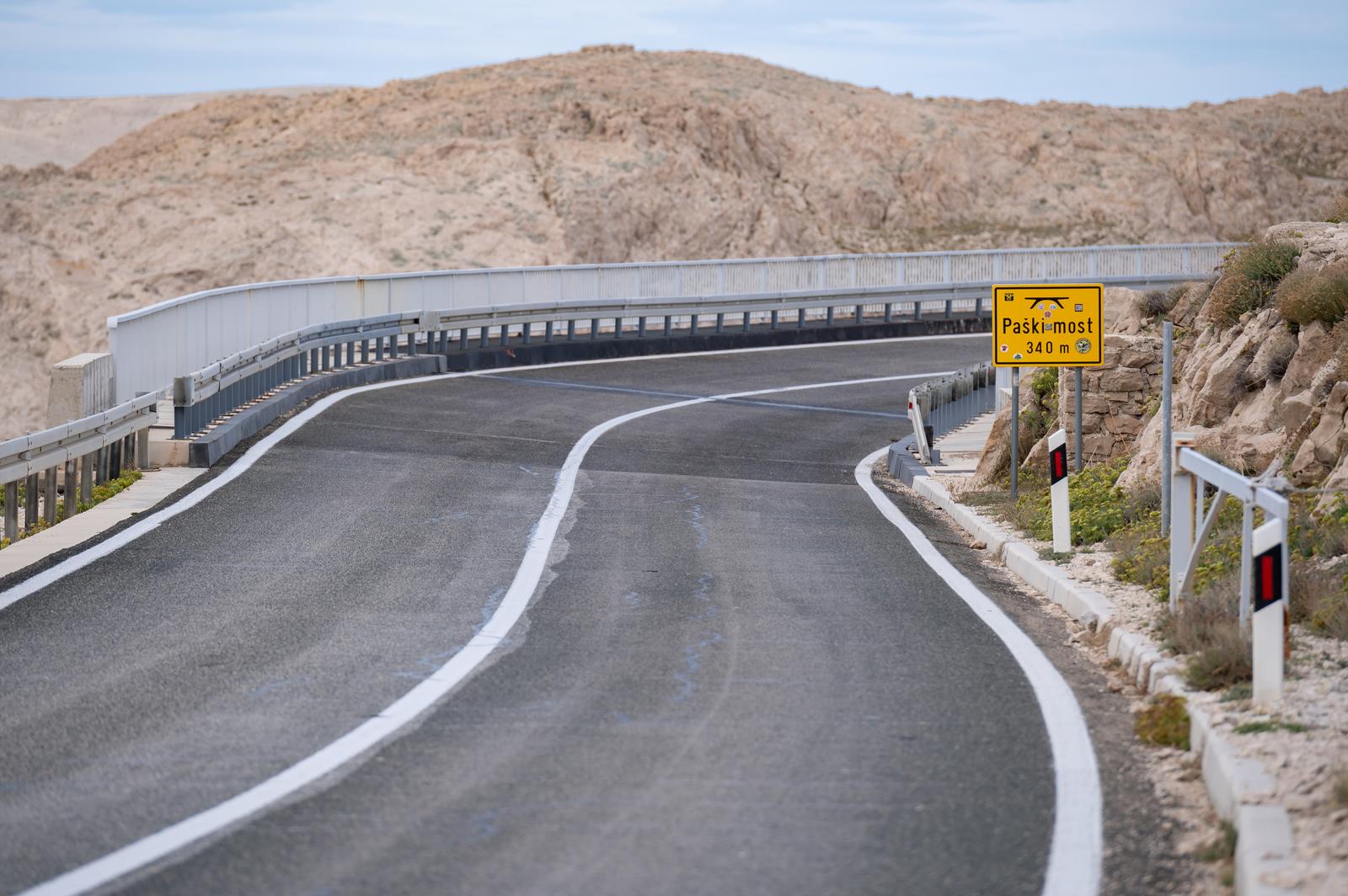 Bura s olujnim udarima stvara probleme u prometu, Paški most zatvoren za sve osim osobnih auta