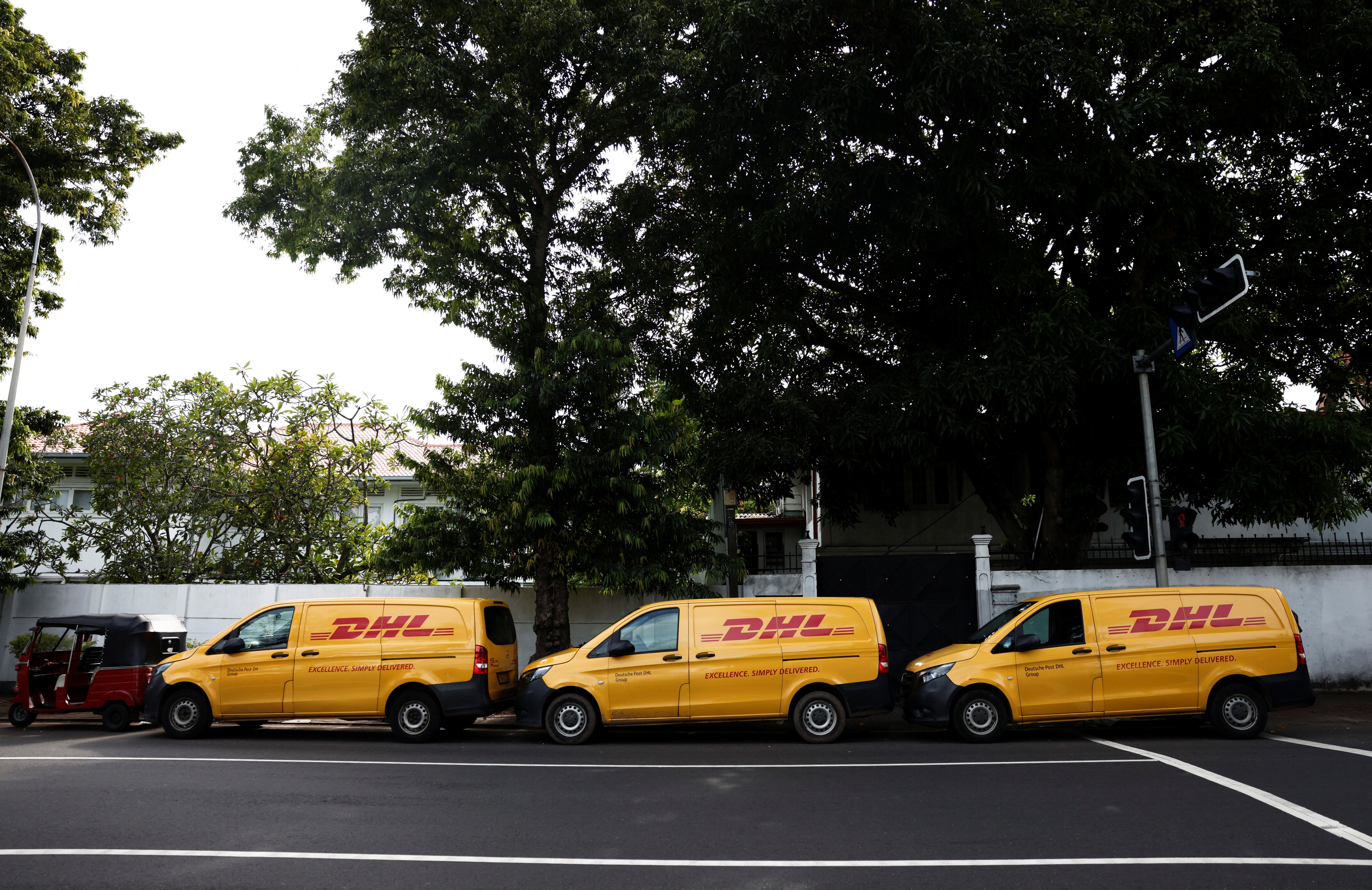 Fuel lines continue due to shortage in Colombo