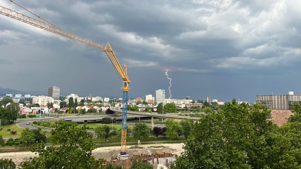 nevrijeme, oblaci, munja, zagreb