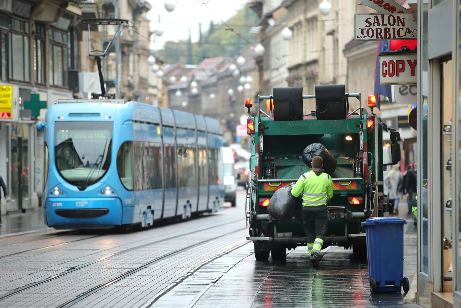 Simpati?ne prodava?ice pomogle su  zaposlenicima ?isto?e utovariti sme?e u kamion