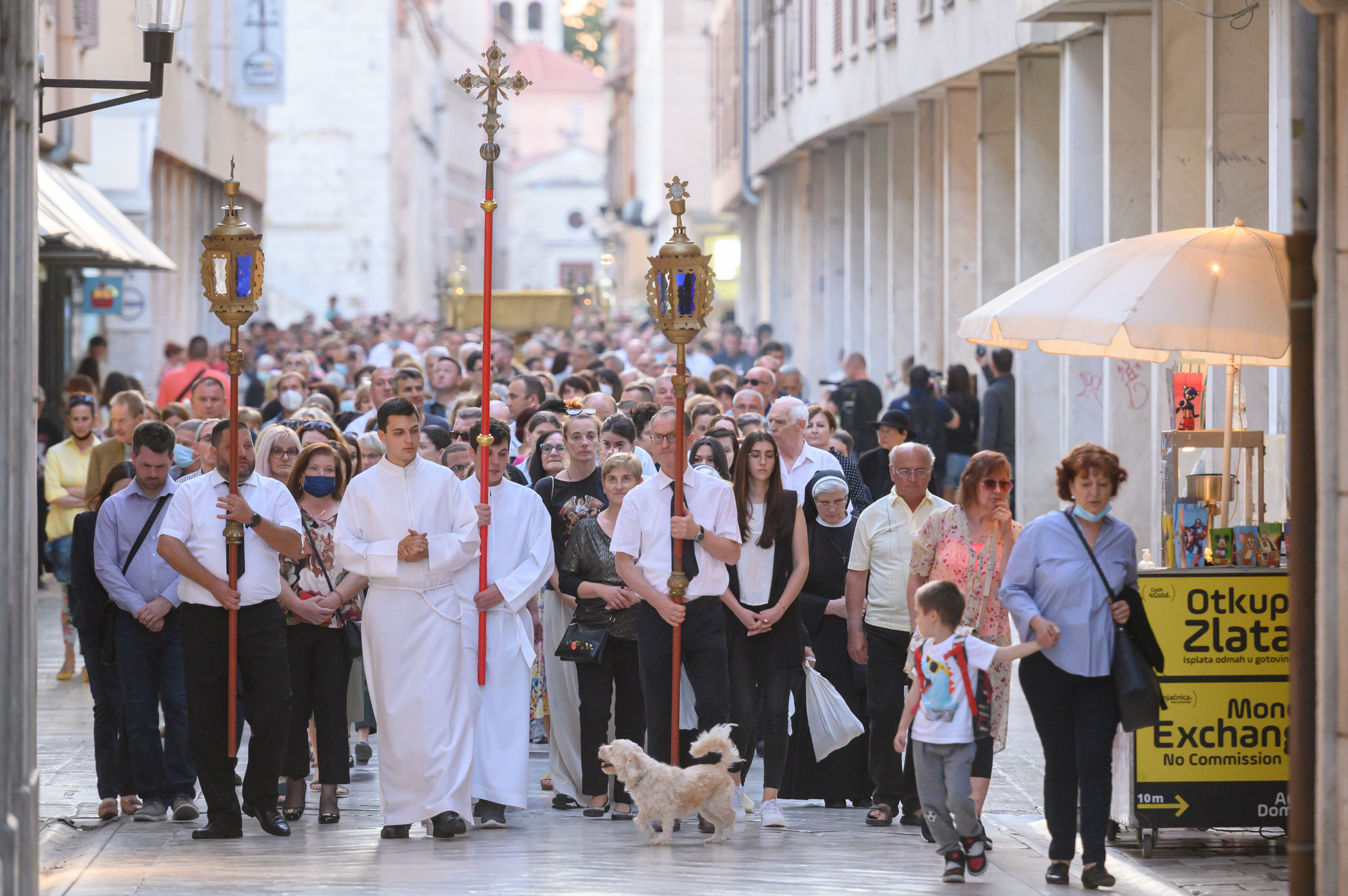 Zadar: Procesiju ulicama grada na blagdan Tijelova predvodio je nadbiskup Želimir Puljić