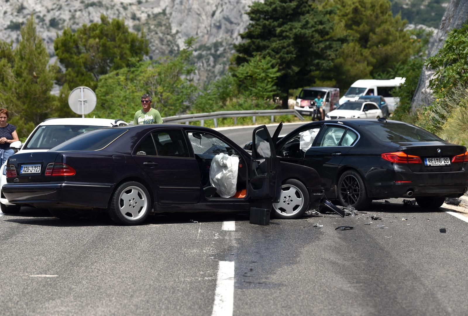 Sudar tri vozila na cesti nedaleko Brela