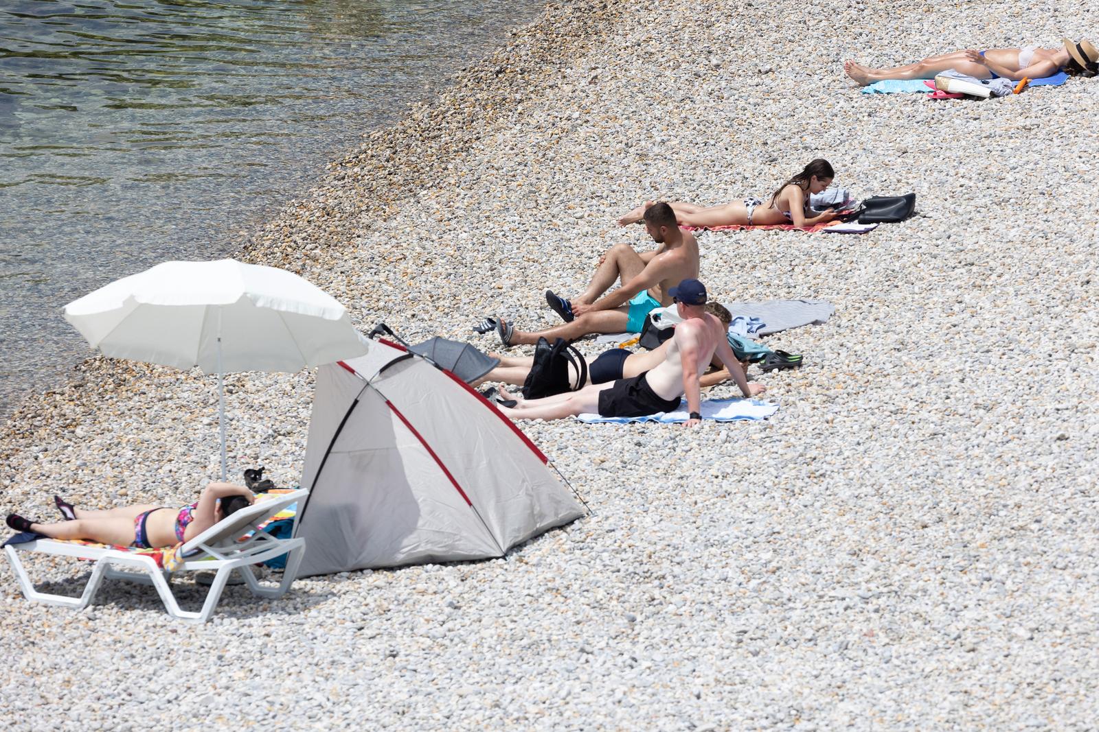 Rijeka: Posjetitelji plaže Ploče   uživaju u kupanju i sunčanju