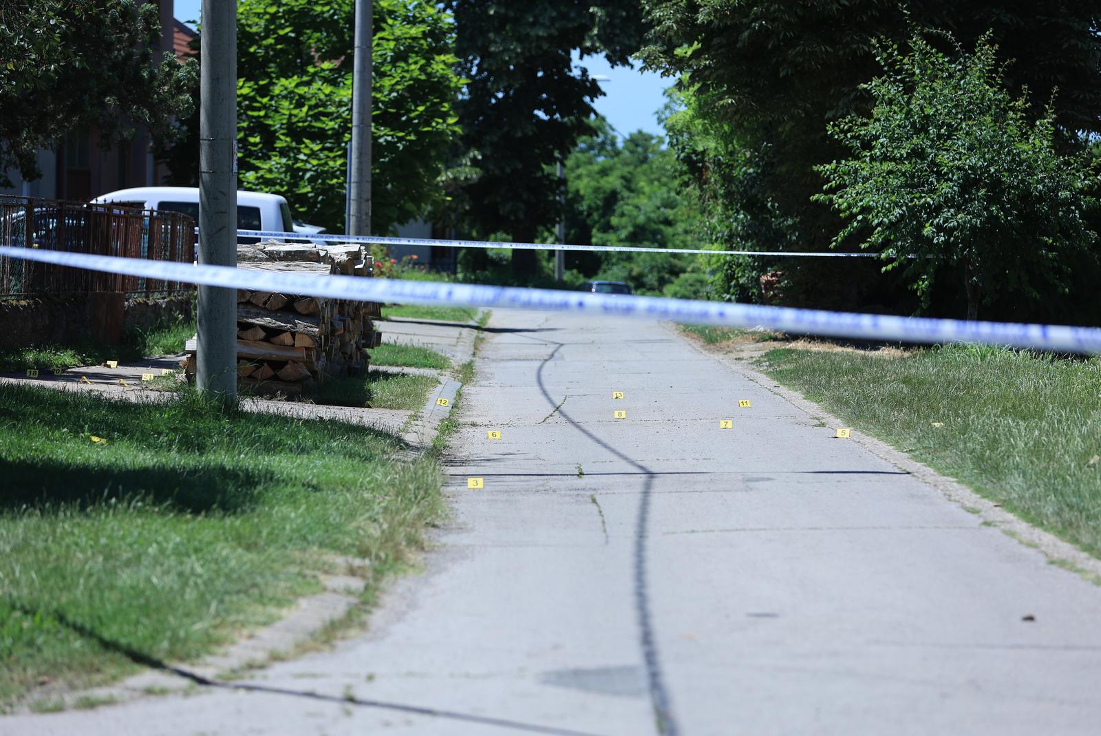 Policijski očevid ispred kuće u Vukovaru gdje je došlo do eksplozije u kojoj je jedna osoba ozlijeđena