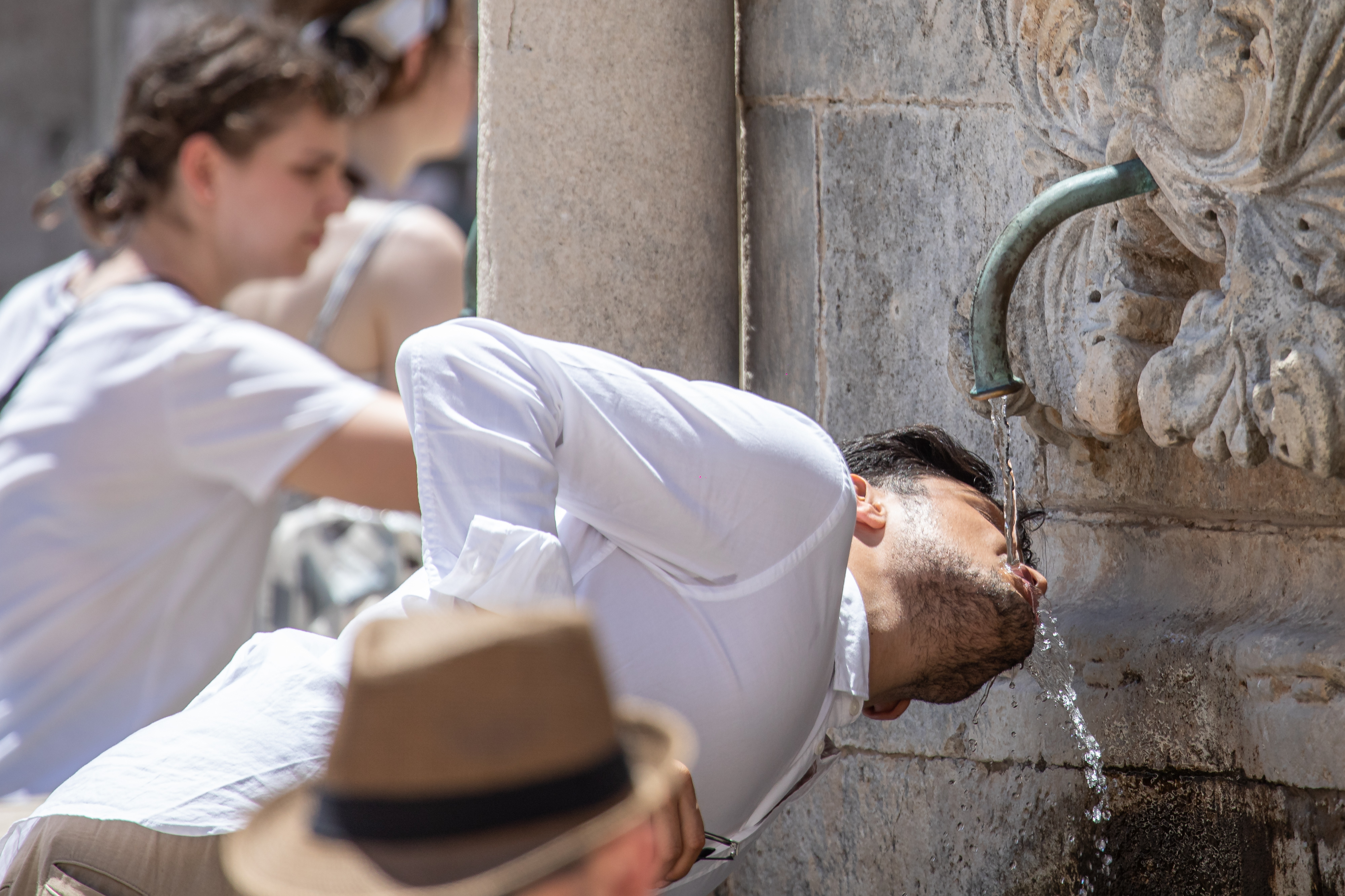 Iako je u Dubrovniku iznimna vrućina turisti hrabro obilaze gradske znamenitosti