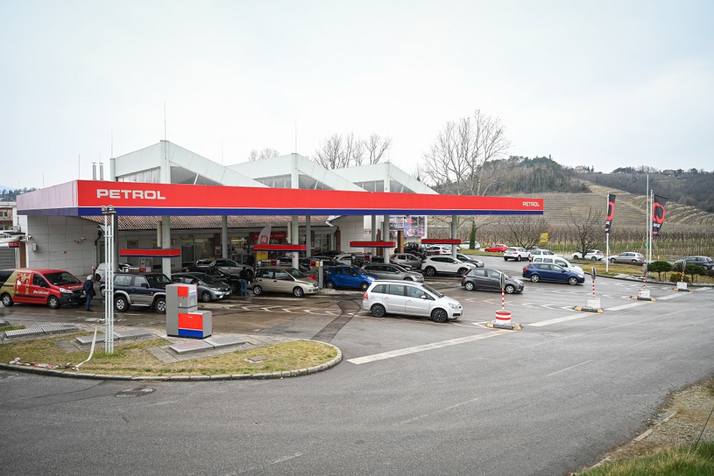 Slovenija, benzinska postaja