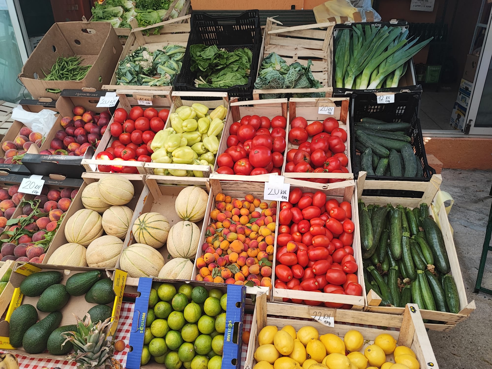 tržnica, pijaca, povrće, voće, cijene, plac, dinja, krastavac, luk, rajčica, paprike, smokve, avokado, marelice