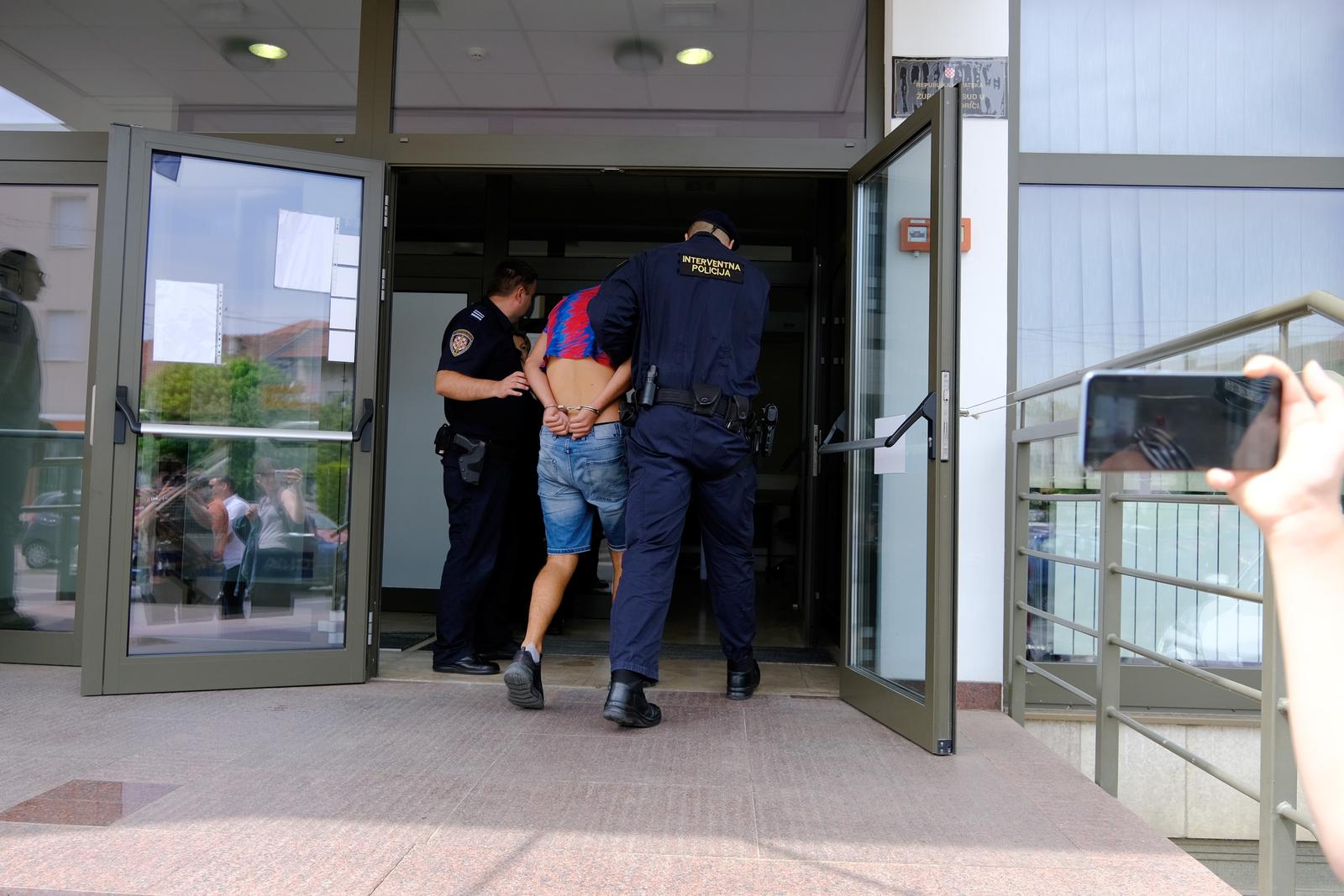 Velika Gorica: Navijači koji su sudjelovali u neredima na A1 dovezeni na Županijski sud