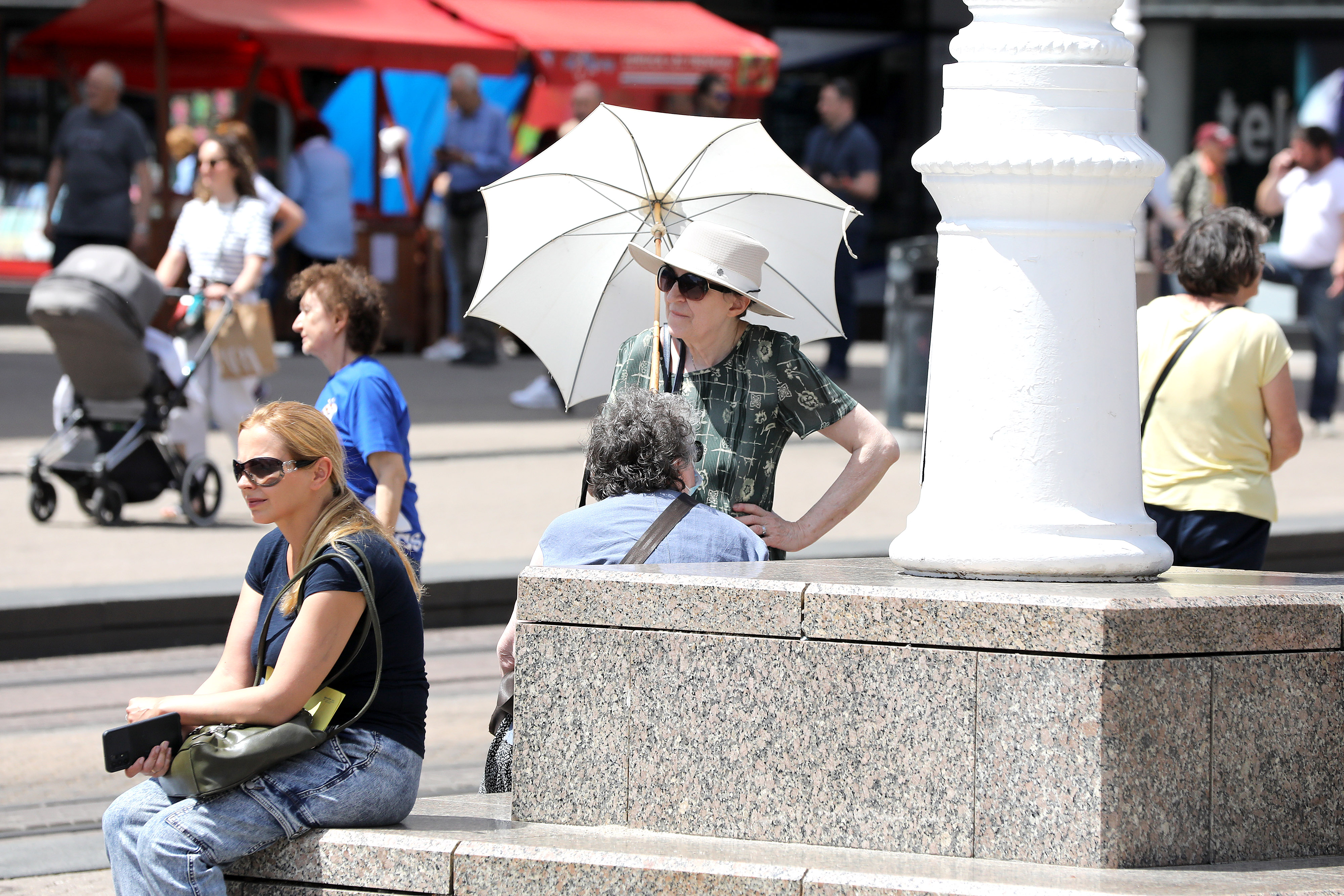Zagreb: Suncobran, šešir i naočale obavezna su oprema za zaštitu od jakog sunca