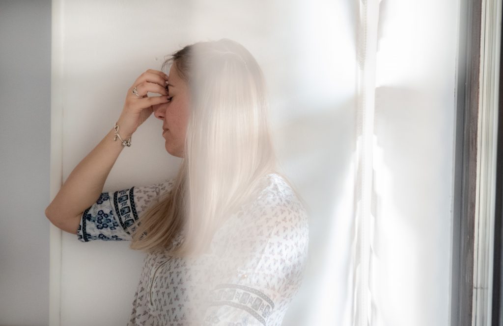 glavobolja, žena, tuga, samoća, depresija