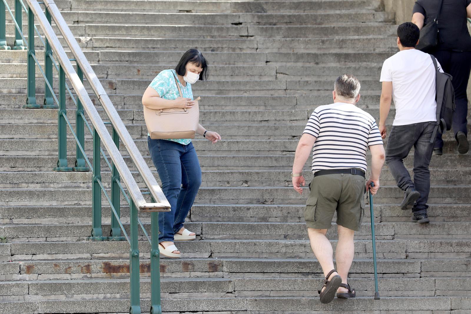 Zagreb: Dio građana još uvijek se štiti noseći maske i na otvorenom