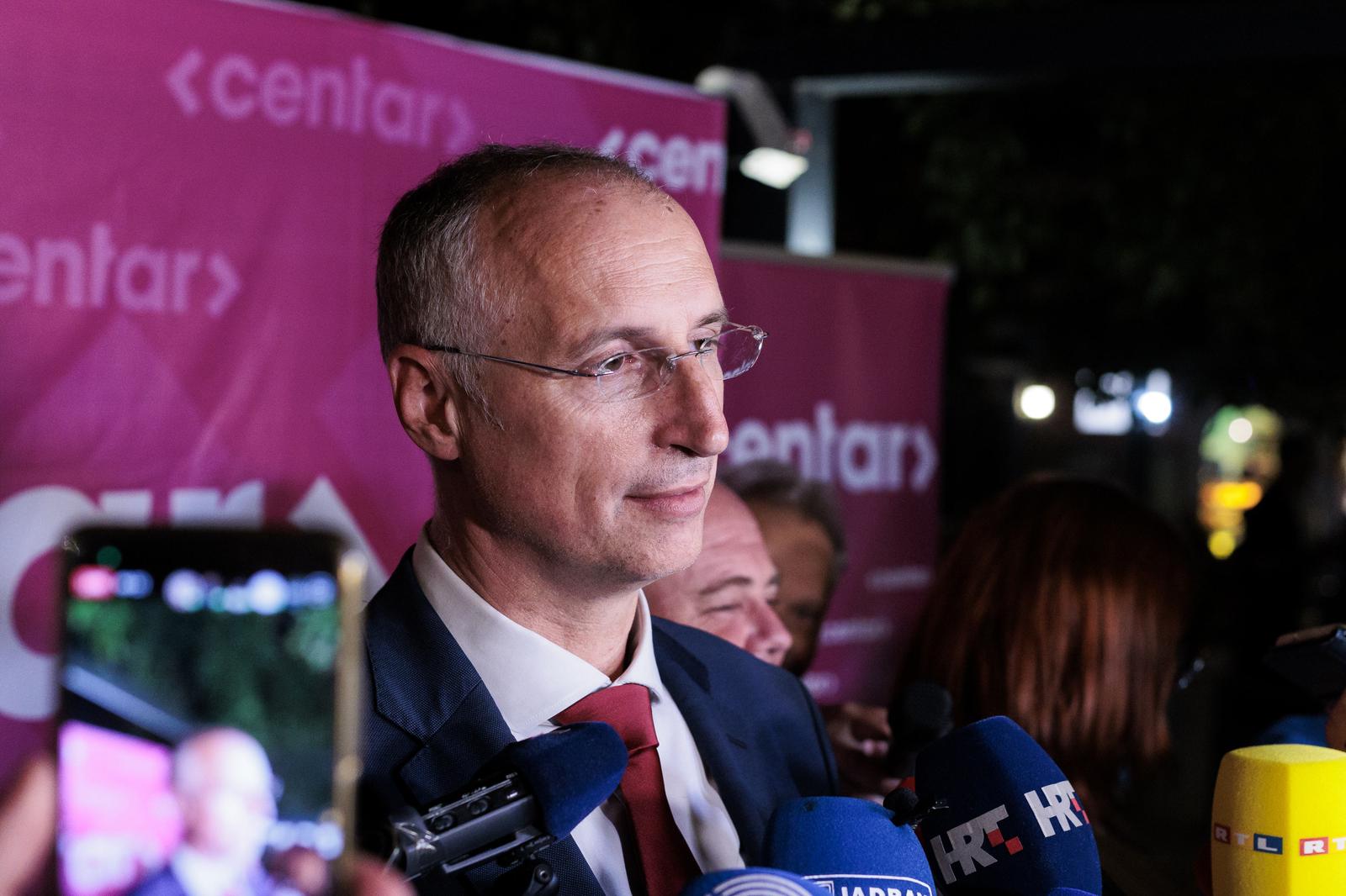 Atmosfera u stožeru Ivice Puljaka nakon prvih neslužbenih rezultata, po kojima je osvojio najviše glasova