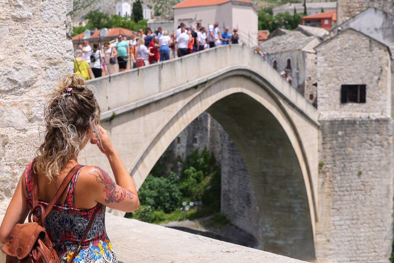 Mostar: Skakači sa Starog mosta privukli pozornost turista