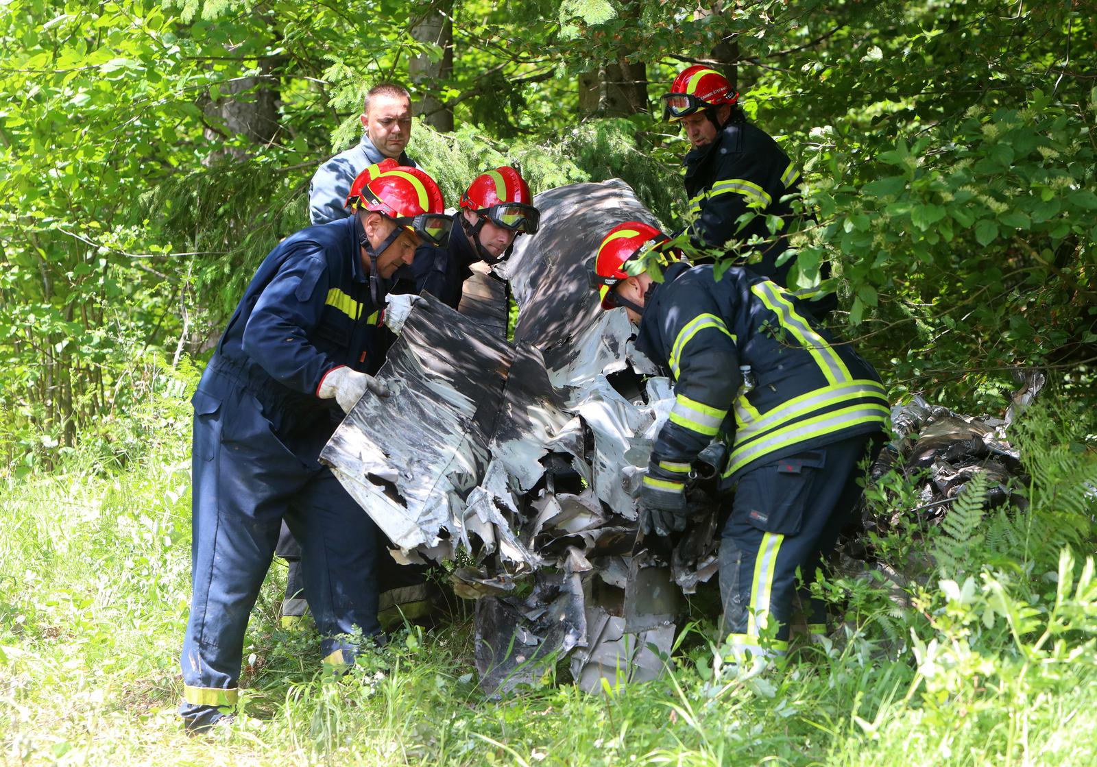 Helikopterom izvučeni dijelovi aviona u kojem su život izgubile četiri osobe