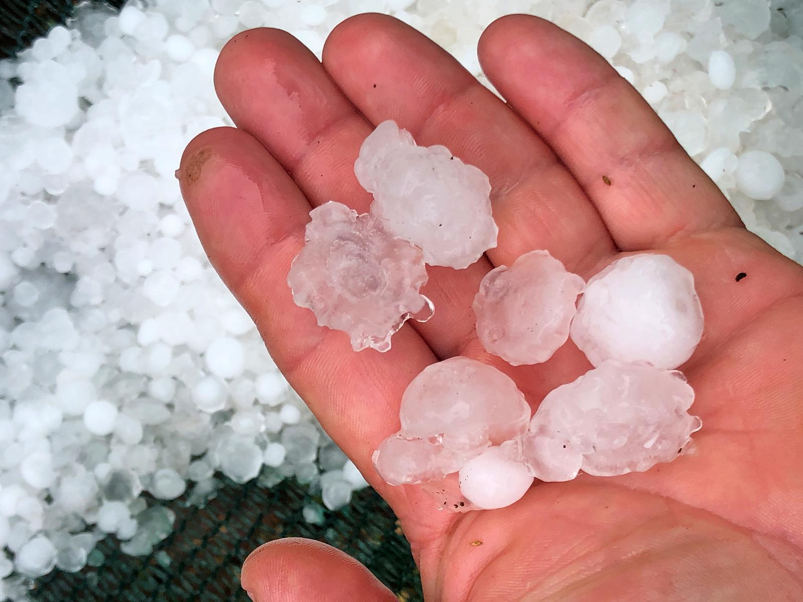 Nevrijeme praćeno tučom poharalo Zagvozd