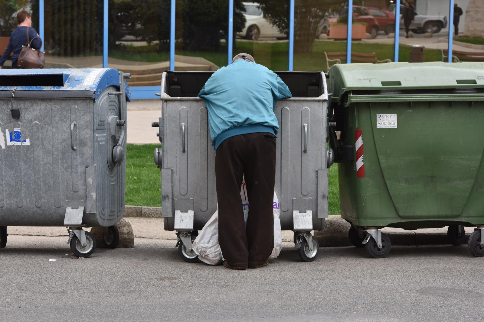 Šibenik: Muškarac pretražuje kontejner zbog povratne plastične ambalaže