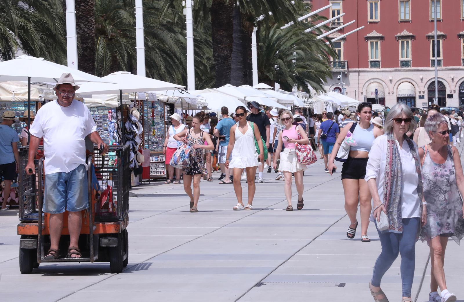 Vruće prijepodne na splitskoj rivi